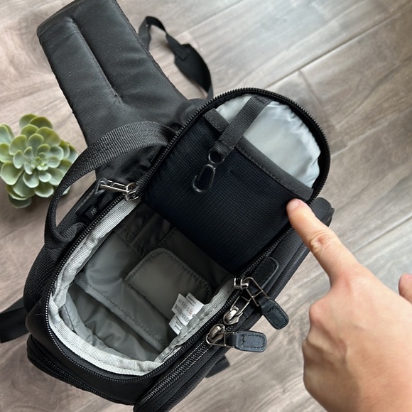 LOWEPRO black sling camera bag - EUC - Picture 10 of 15